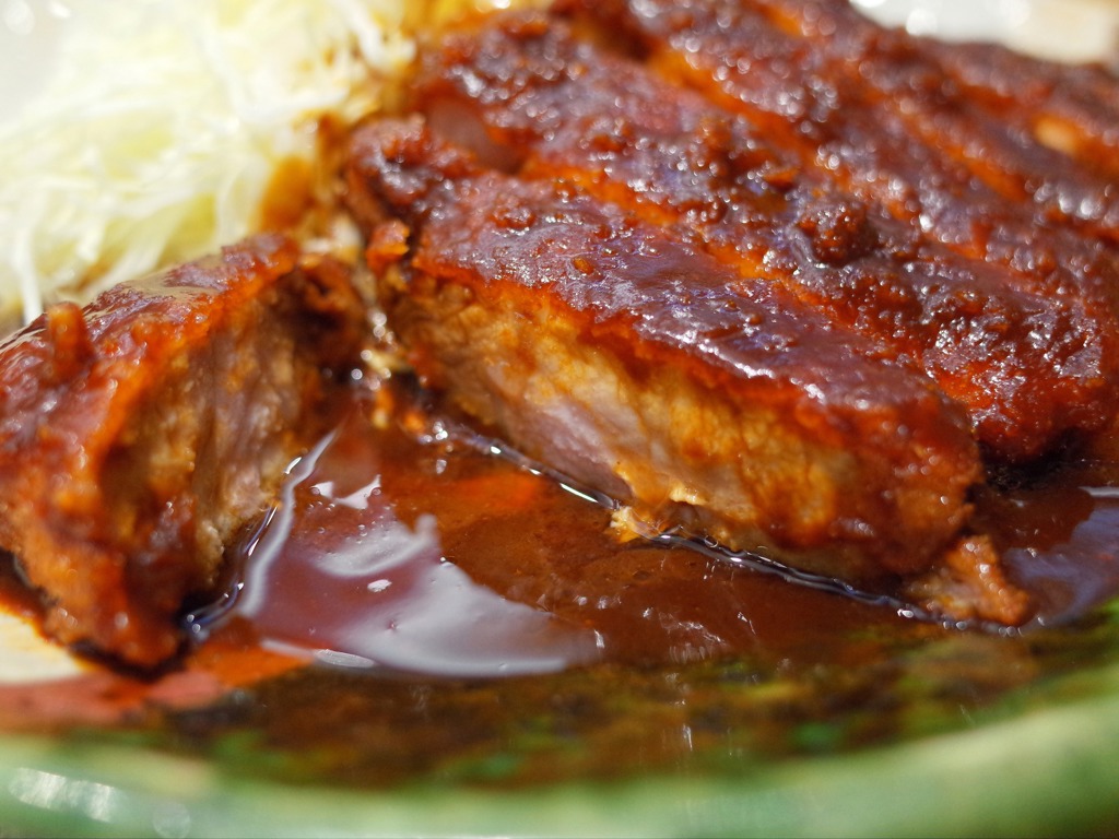 淋上濃郁味噌醬的味噌豬排，是名古屋不可錯過的美食名之一。(東尼叔 攝)