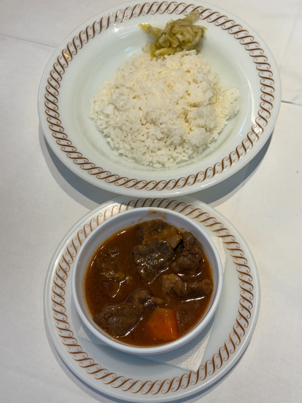 為了迎合華人「食飯」的習慣,波麗路的匈牙利牛肉飯也貼心地經過大廚大膽改良。 (李東明 攝)