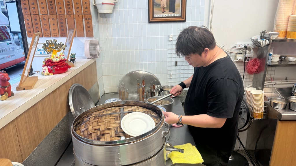 為了照顧不吃內臟但又想嚐嚐四神湯滋味的客人，老闆特地研發了雞柳湯、排骨湯跟薏仁湯等，超級貼心。(施景耀 攝)