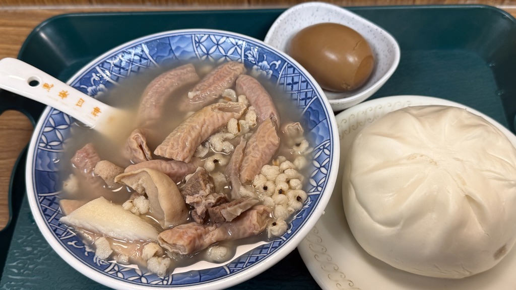 肉包跟滷鴨蛋也很推薦。(施景耀 攝)