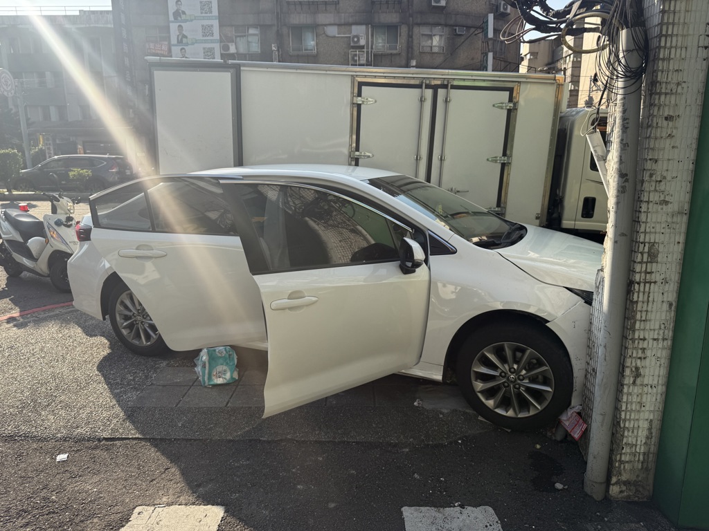 新店男面交300萬!車上識破車手詭計爆衝突 自撞護鈔成功