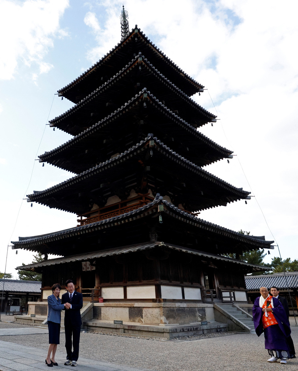 日本首相高市早苗和南韓總統李在明參觀法隆寺五重塔。（路透）