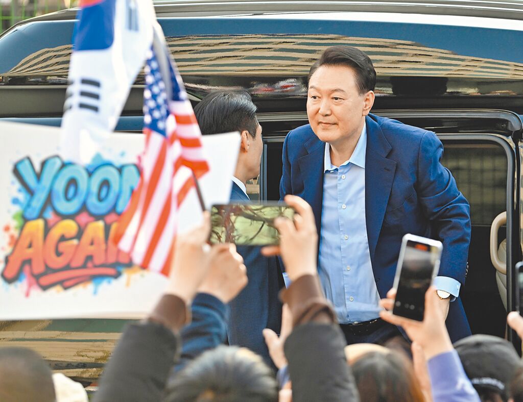 特檢組前往尹錫悅家中搜索。(美聯社)