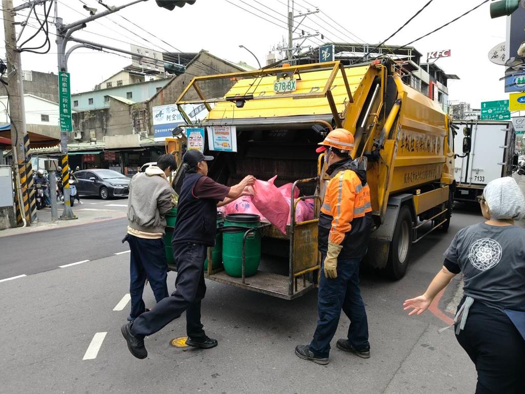 新北春節垃圾收運公告!小年夜加班、初一至初三停收