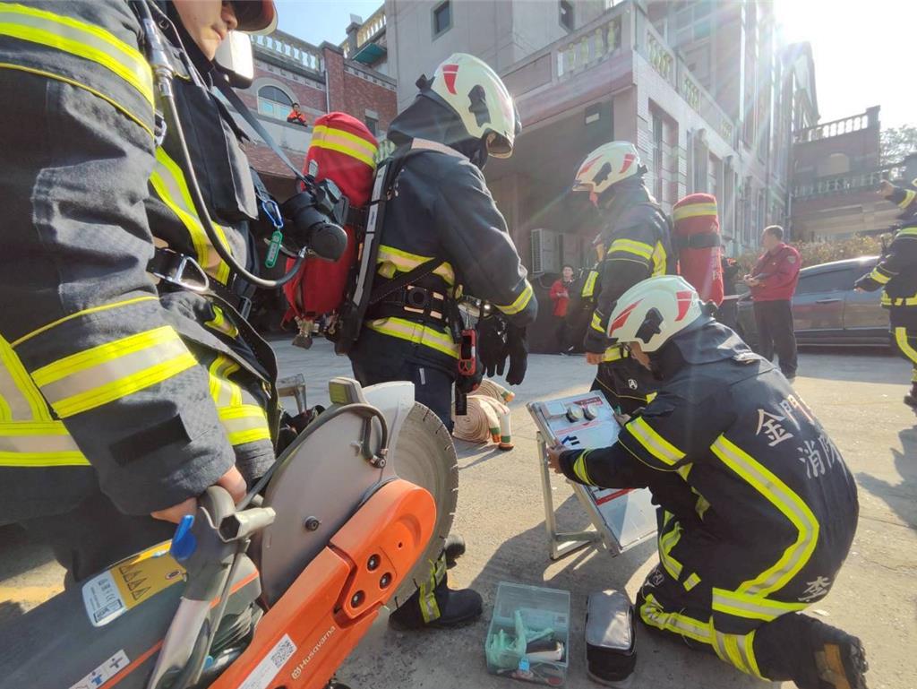 金門消防辦「無腳本」火災搶救演練 提升一線人員救災能力