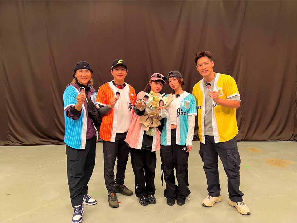 王仁甫（左起）、孫協志、峮峮、蔡黃汝、許孟哲一同擔任《飢餓遊戲》主持多年。（中視提供）