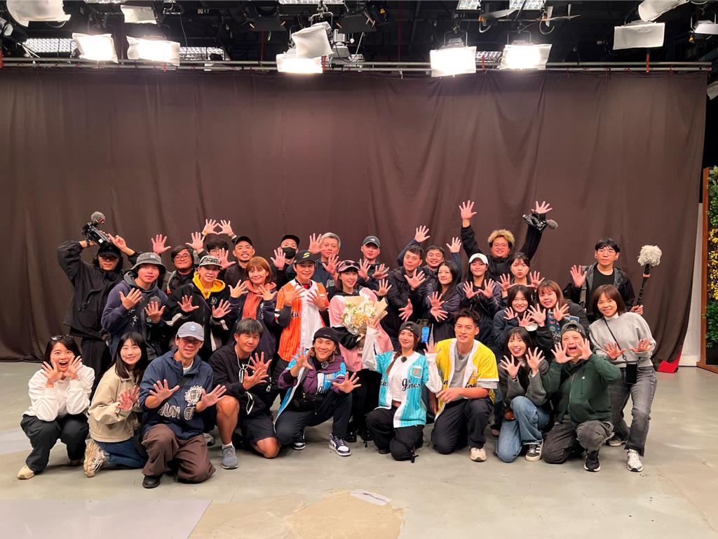 《飢餓遊戲》全體合影歡送峮峮。（中視提供）