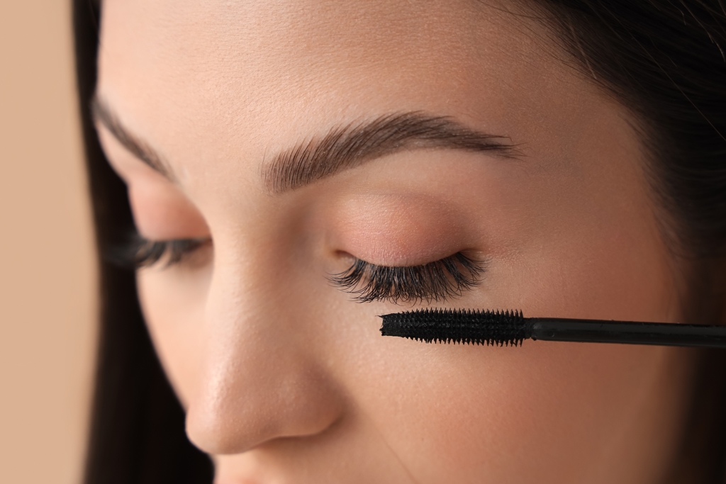 精緻眼妝只用洗面乳卸妝 陸女眼睛乾癢「竟藏6條蠕形蟎蟲」