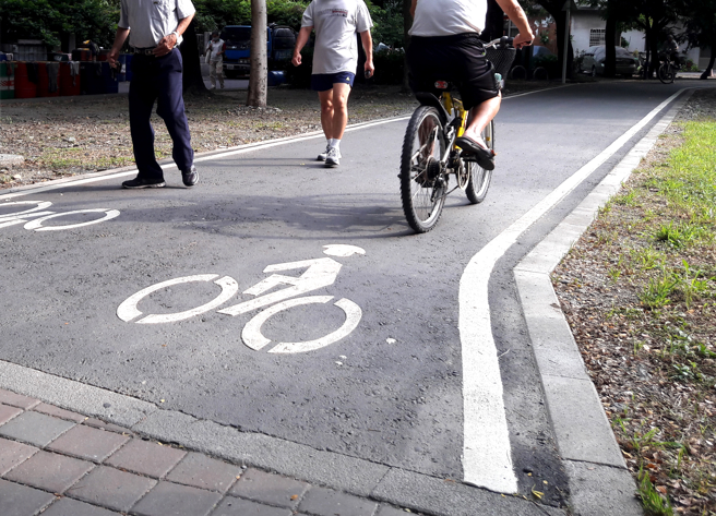 希臘女模吐槽高雄自行車道不平手機遭噴飛引熱議