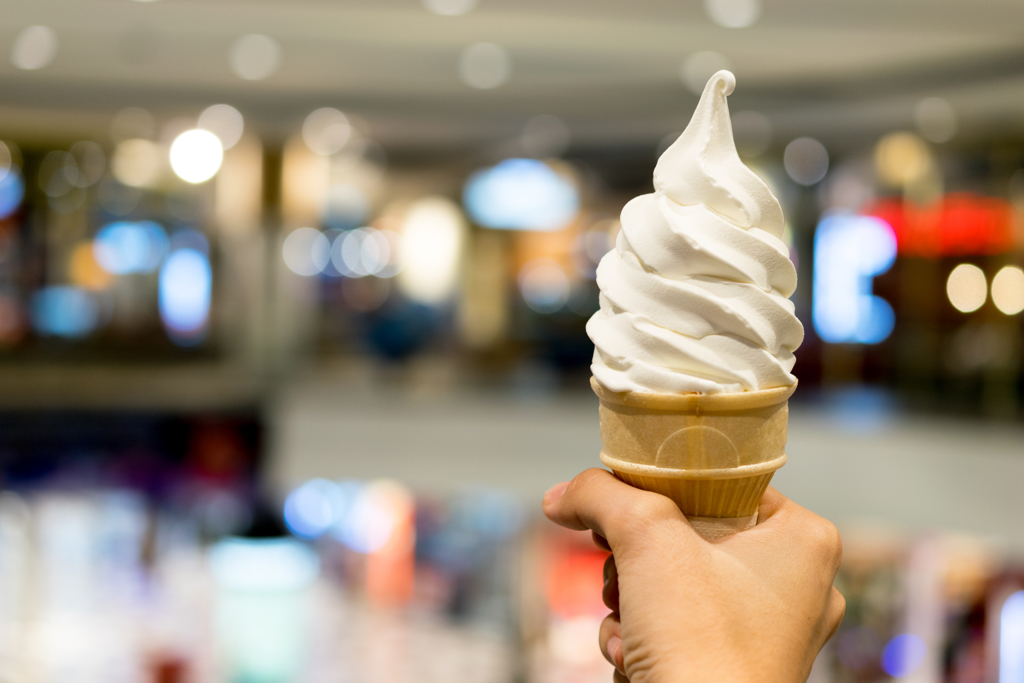 甜甜的冰淇淋口感柔軟滑順，不必咀嚼也能食用，成為許多牙口不好的長者心頭好，須當心攝取過多糖分影響健康。（示意圖：shutterstock／達志）