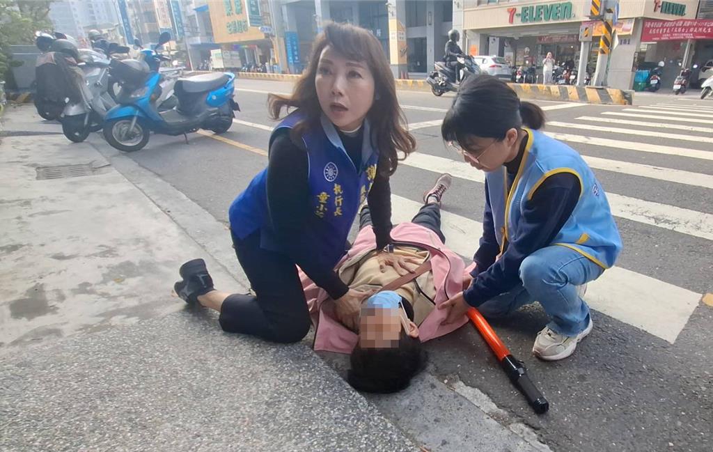 選舉跑攤遇路倒 童小芸發揮「防災士」施救昏迷婦