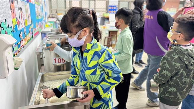 中小學營養午餐的三大公益：去性別化照顧責任、緩解工作與家庭衝突及促進兒童基本公平