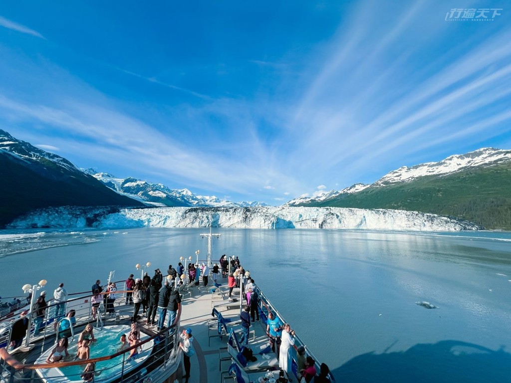 ▲船尾甲板附設溫水泳池，提供遊客另一種欣賞冰川的方式。(行遍天下提供/圖：Terrence Shih)