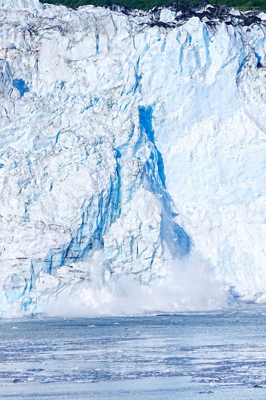 ▲冰川崩落的瞬間，如同地球落下一滴冰淚。(行遍天下提供/圖：Terrence Shih)