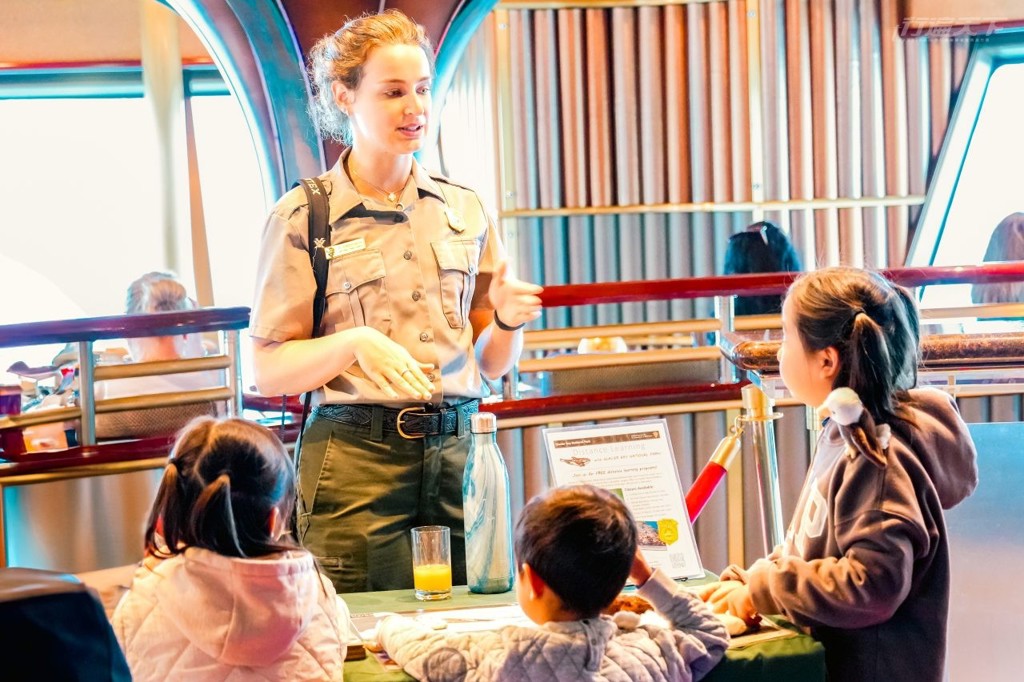 ▲國家護林員生動解說的方式，讓小孩們目不轉睛。(行遍天下提供/圖：Terrence Shih)