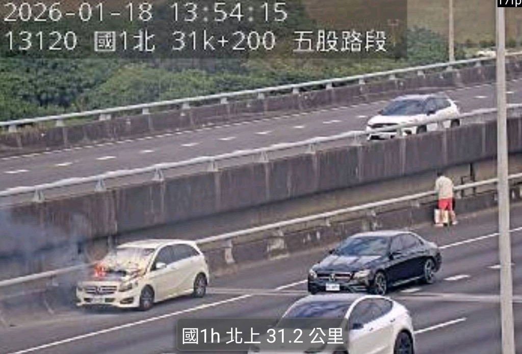 國1車禍火燒車事故，賓士突起火一家三口急逃生。（圖／翻攝畫面）