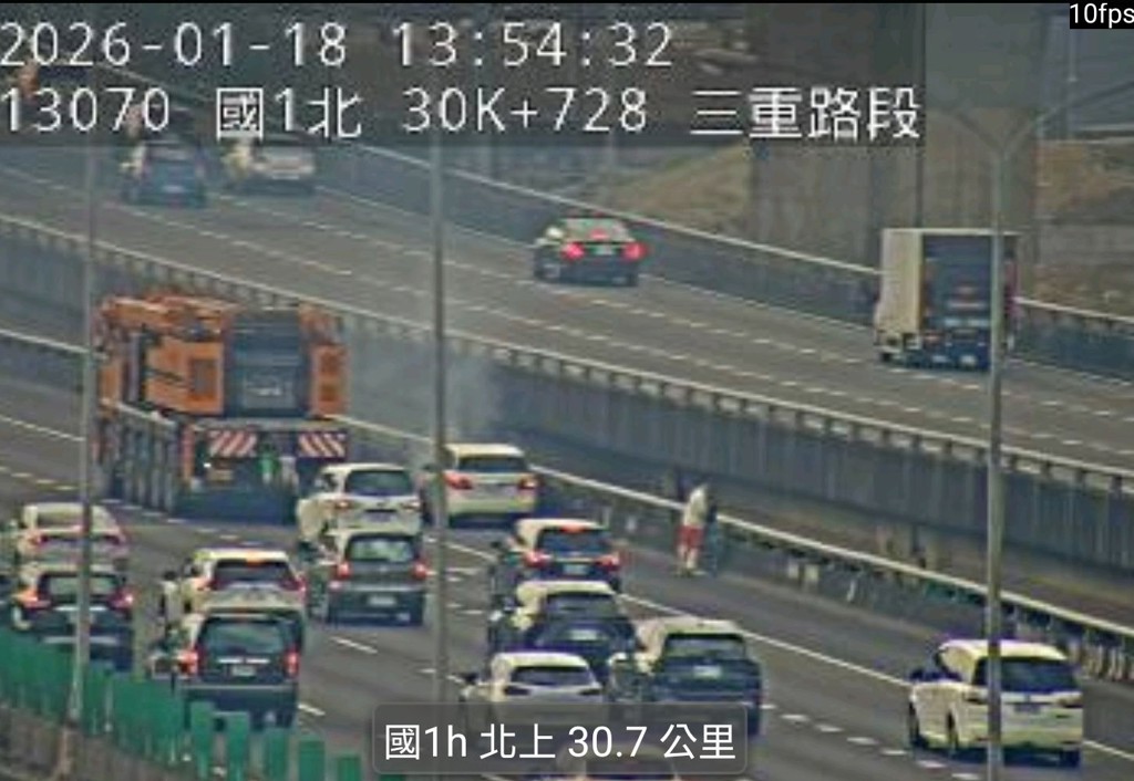 國1車禍火燒車事故，賓士突起火一家三口急逃生。（圖／翻攝畫面）