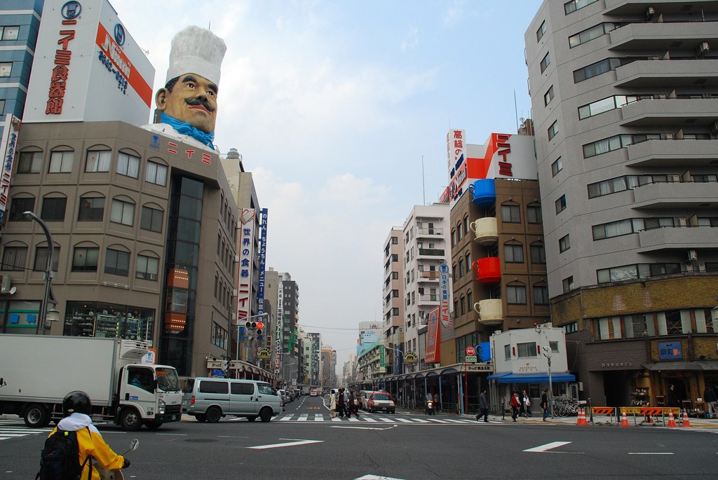 合羽橋道具街入口的建築物,設置巨大廚師雕像與彩色咖啡杯陽台。(東尼叔 攝)