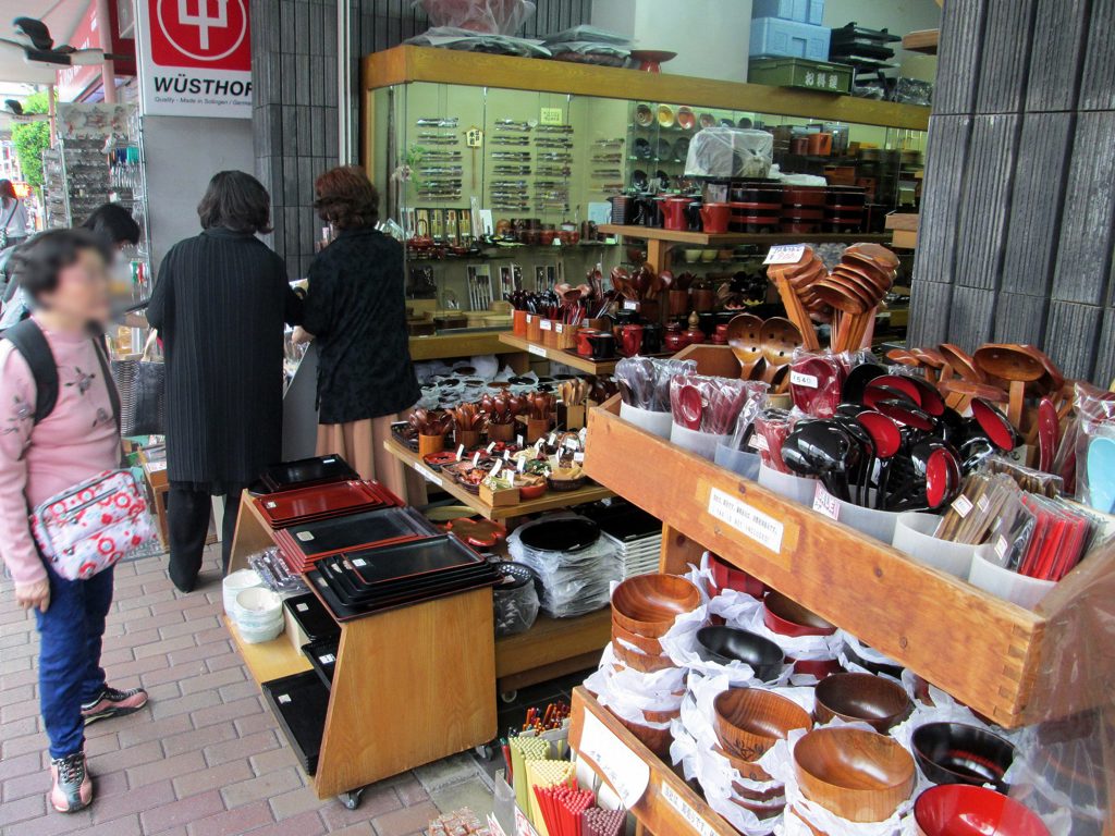 合羽橋道具街是廚具寶地,一不小心就會讓人失控地滿載而歸。(東尼叔 攝)