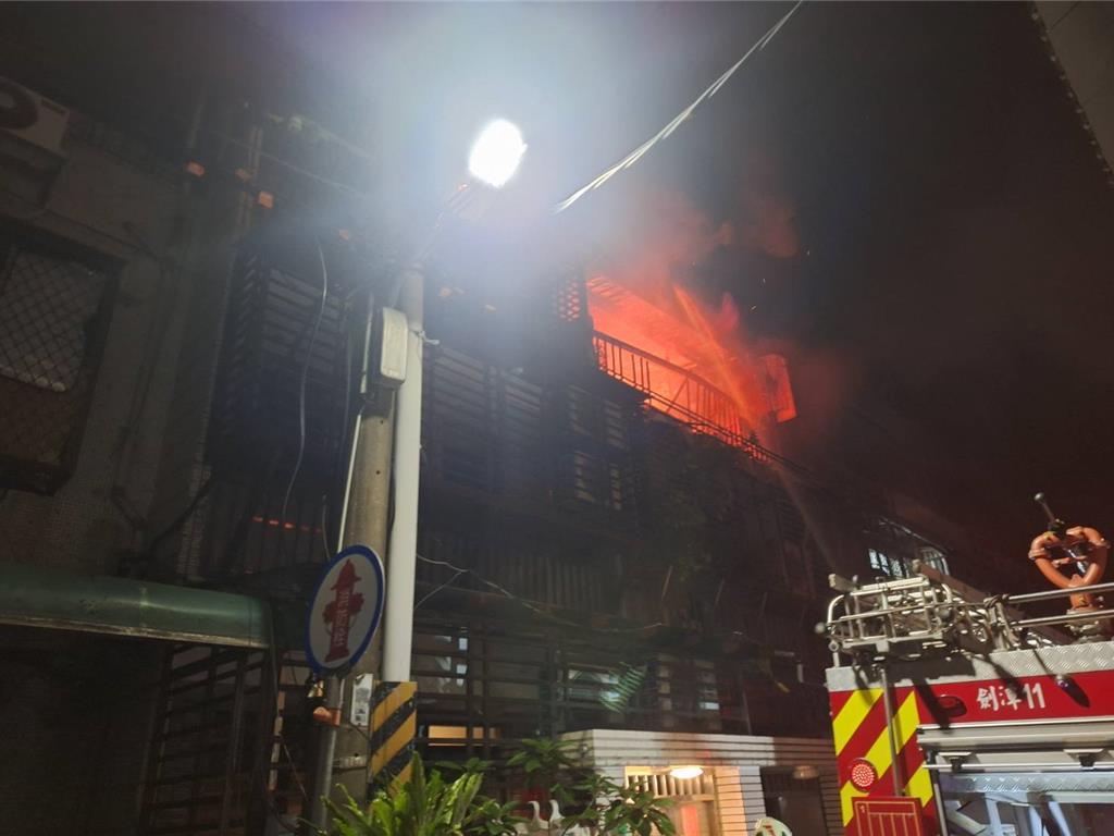 萬華一處民宅頂樓加蓋冒出火舌。（民眾提供）