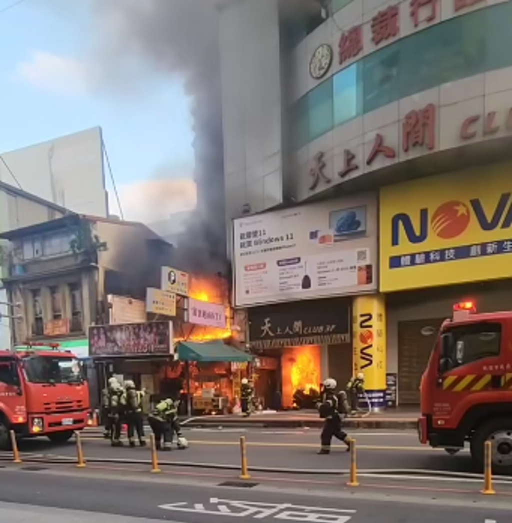 桃園火車站前的人潮熱區今日發生一起火警。（圖／臉書社團爆料公社）