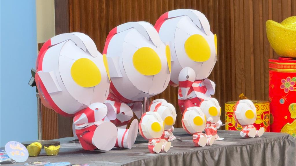 結合「高雄冬日遊樂園」主題IP「超人力霸王」的小提燈，高市國小等學童將於開學周由學校統一發放，一般民眾2月27日、28日可到高雄港18號碼頭領取。（柯宗緯攝）