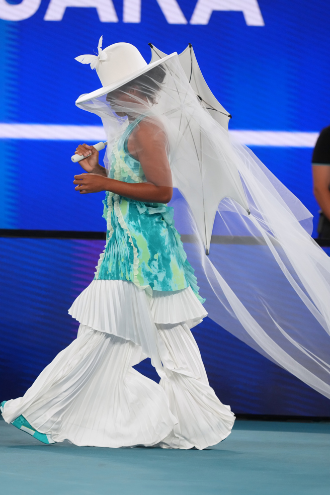 大阪直美澳網變歌劇女伶造型出場