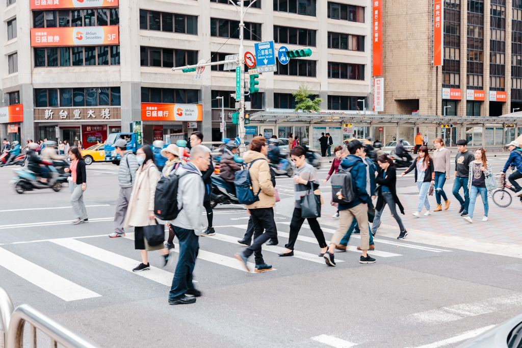 斑馬線多3條直線!網笑稱「行人單行道」 交通部揭真相