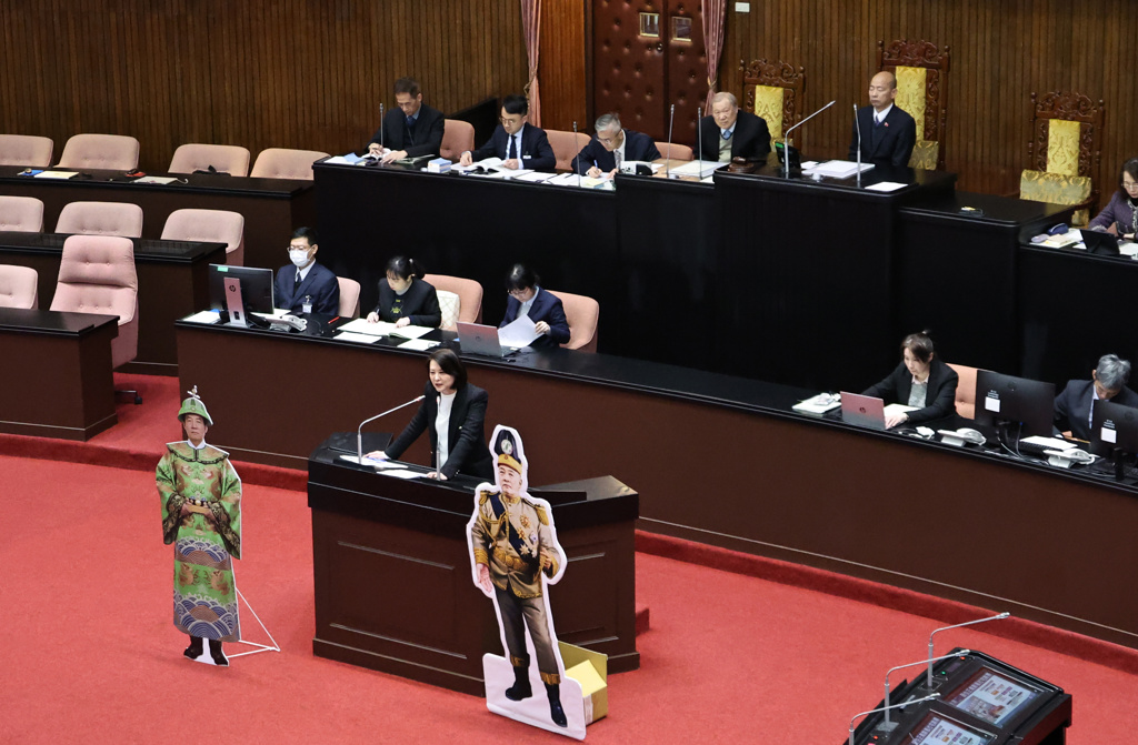 立法院21日舉行全院委員會審查賴清德總統彈劾案，總統府回函立法院，以「立法院無直接向總統問責之權」為由，告知總統不列席，由各黨團推派的立委輪流上台發言。（姚志平攝）