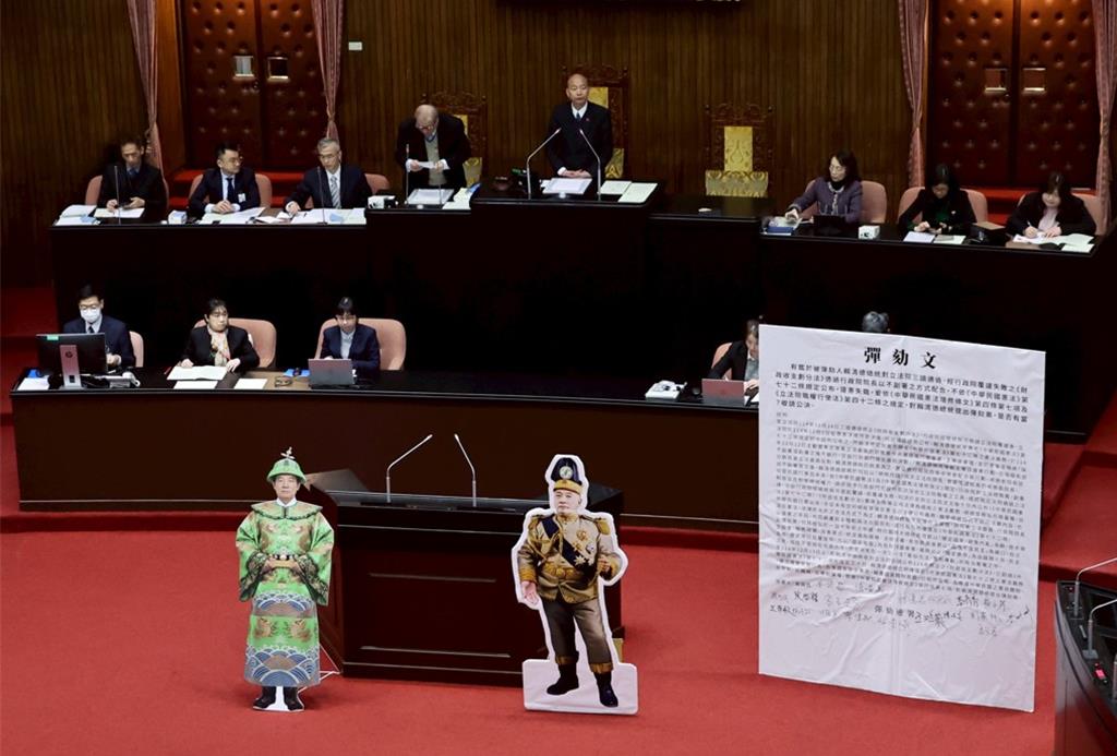 賴清德總統缺席彈劾審查會，現場只有人形立牌。（姚志平攝）