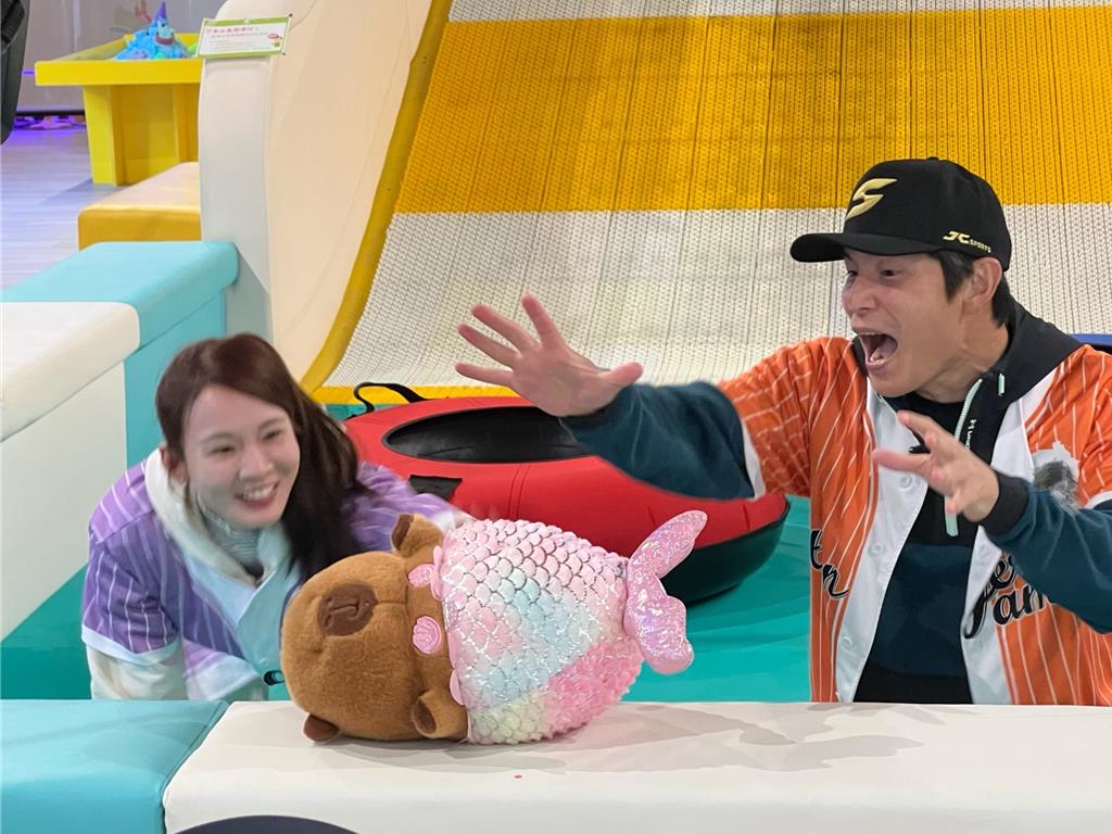 女神林莎矇眼吃冰淇淋!「神之舌」一嘗便知口味