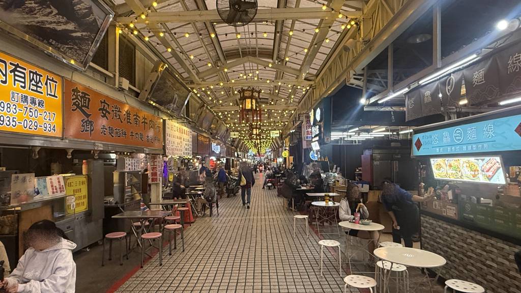 華西街的街景。(施景耀 攝)