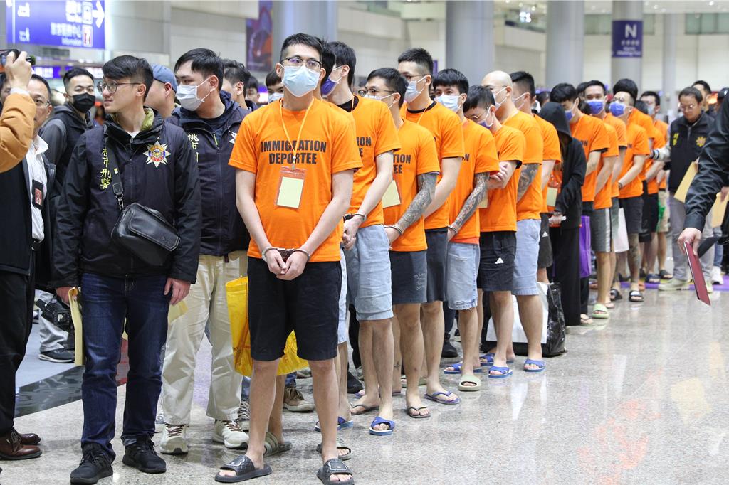 愛情、投資詐騙橫行 台菲合作押解17名台嫌回國受審