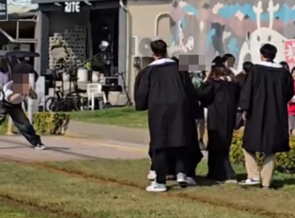 講不聽?學生闖駁二輕軌拍畢業照 不理勸導喊:車來會走