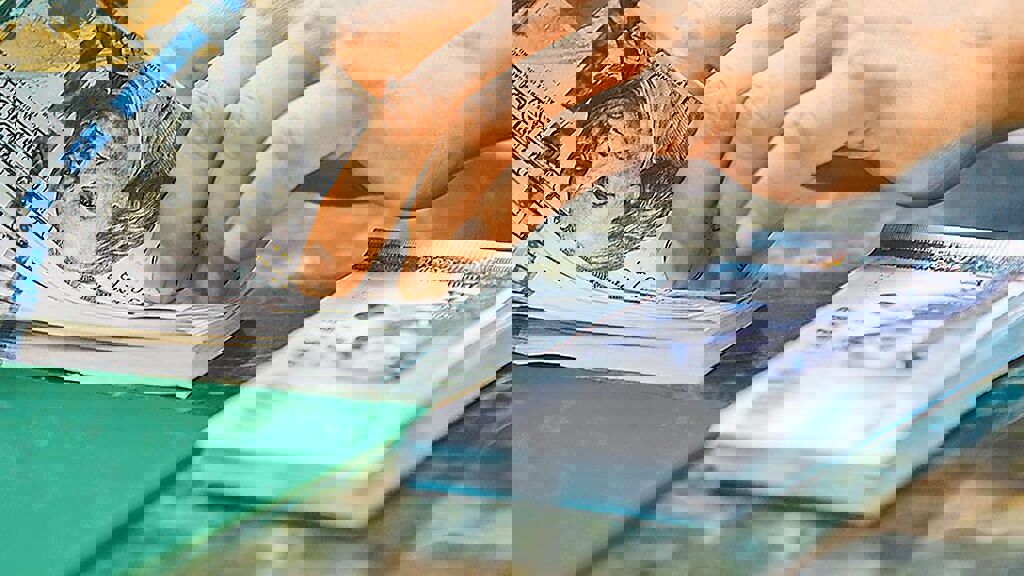 台股暴跌逾500點 新台幣同步走弱 直逼31.7元