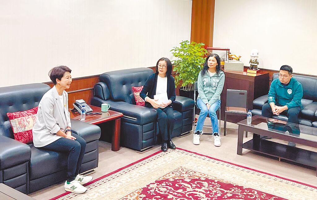 民進黨台南市長初選民調勝出的立委陳亭妃（左一），20日拜會挺憲派的台南市議長邱莉莉（左二）尋求「大和解」。（洪榮志攝）