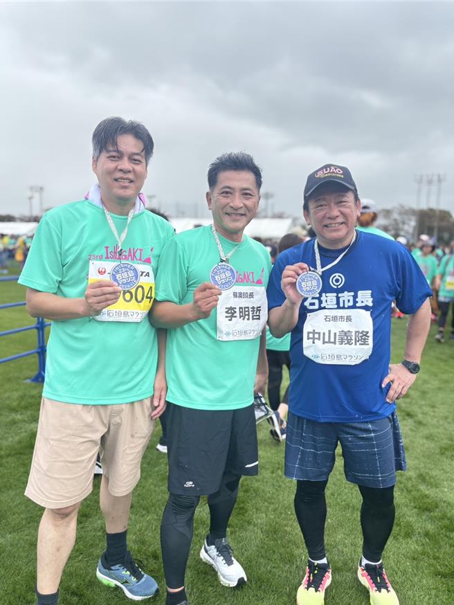 宜蘭蘇澳鎮長赴石垣馬拉松交接百萬日幣援災款