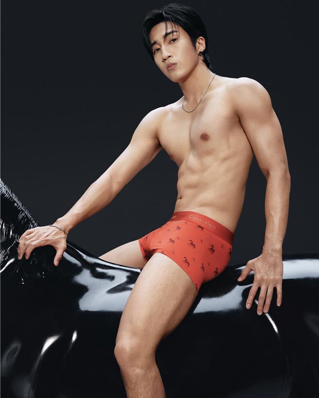 婁峻碩裸身躍馬展力與美國際精品春節形象大片