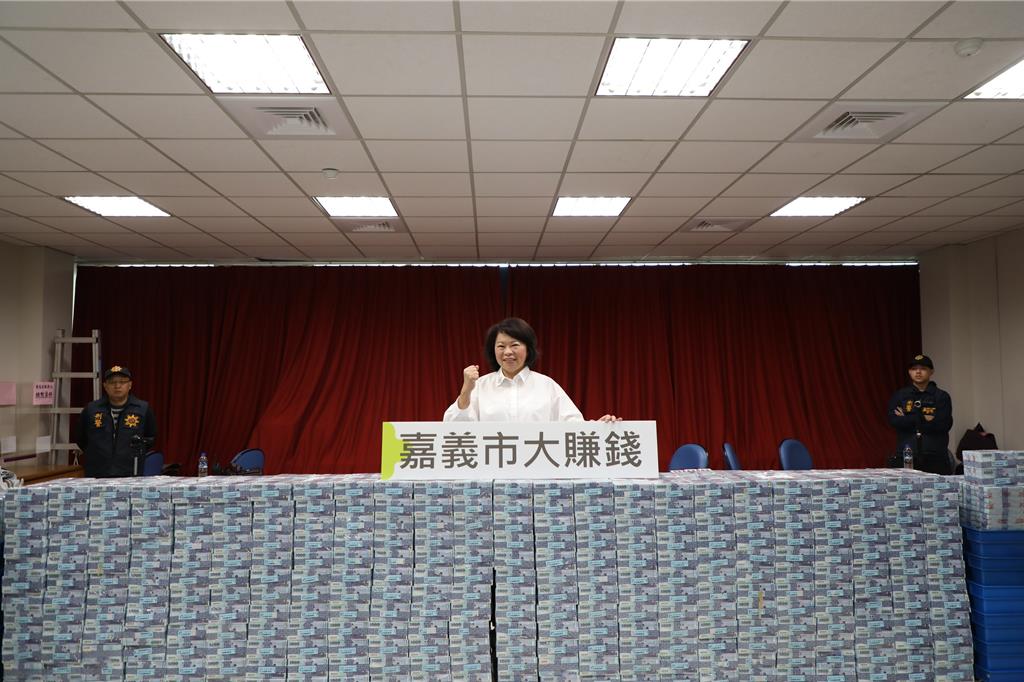 嘉義市民爽領6千!黃敏惠親點15.8億現鈔 1/24起正式發放