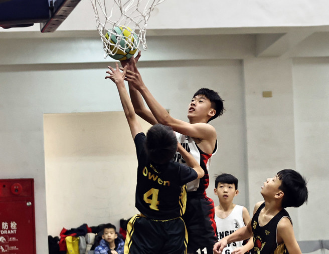 澎湖國小籃球賽 中興國小黃童沁從後衛打到中鋒 desperadoately求伯樂