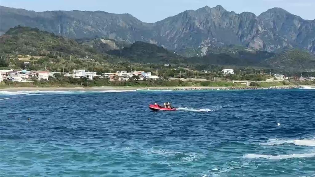 撿魚瞬間遭浪打落 長濱烏石鼻釣客落海驚魂