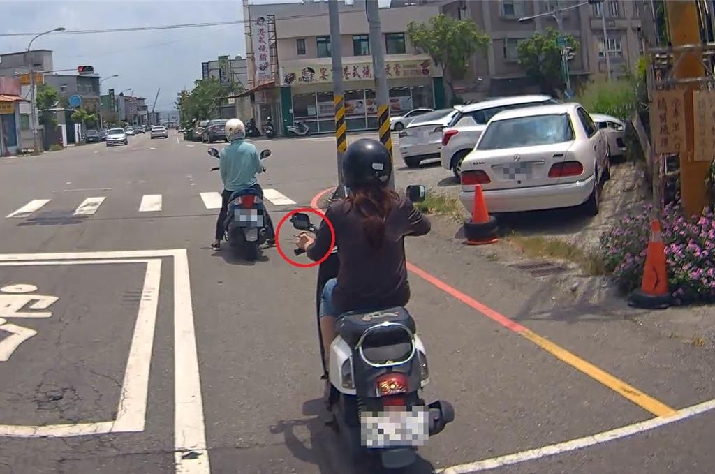 分心駕駛罰鍰漲至1200元 騎車滑手機、行駛吸菸都罰