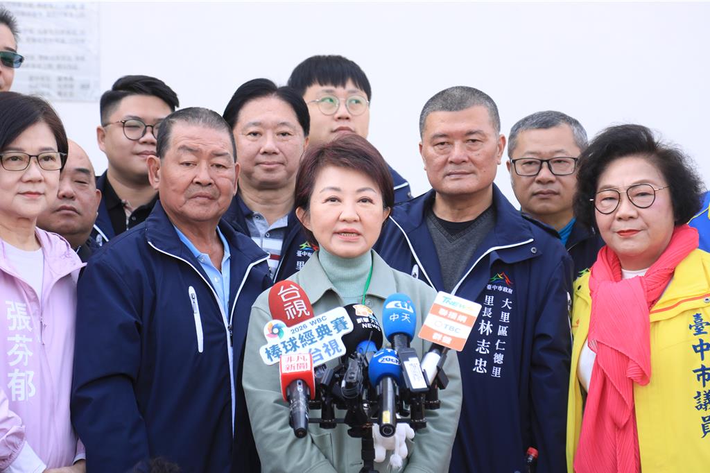 台中市民政局23日舉行大里區仁化、仁德里市民活動中心啟用典禮,回到2屆市長選戰總部地盤的台中市長盧秀燕(左三)罕見表示,雖然自己市長任期到今年,無法再選,但希望在地議員,不分藍綠白都能高票連任。(温予菱攝)