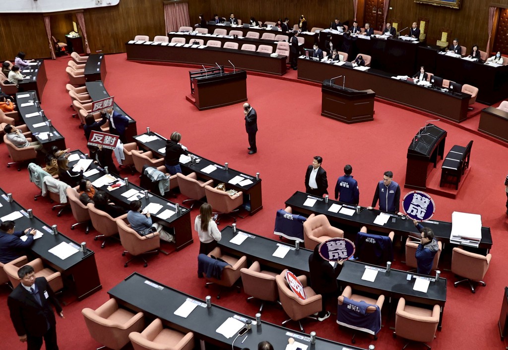 國民黨團、民眾黨團在23日立法院院會中提再修正動議，要求賴清德總統有義務應立法院的要求到國會進行國情報告，並接受立委的國情諮詢，表決中藍白以人數優勢通過修正動議。（姚志平攝）