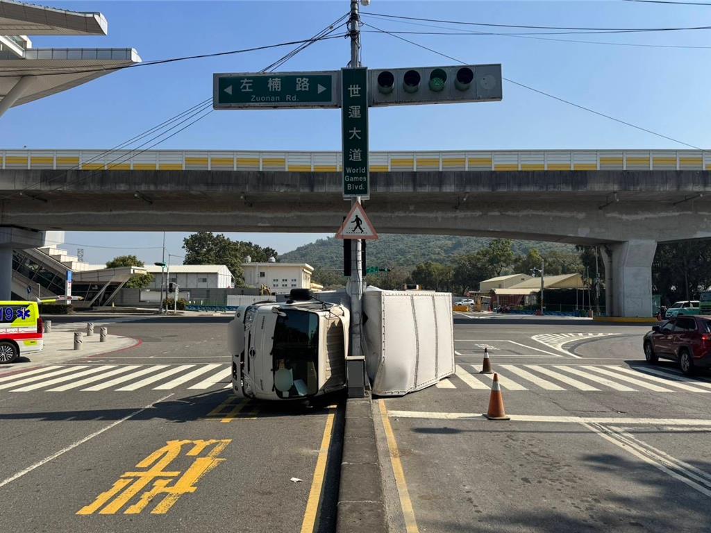 貨車載貨疑重心跑掉 轉彎突側翻紅綠燈成受害者