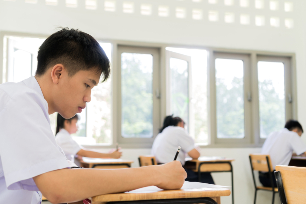 台南上百名高中生期末考被記警告 外套放大腿也違規