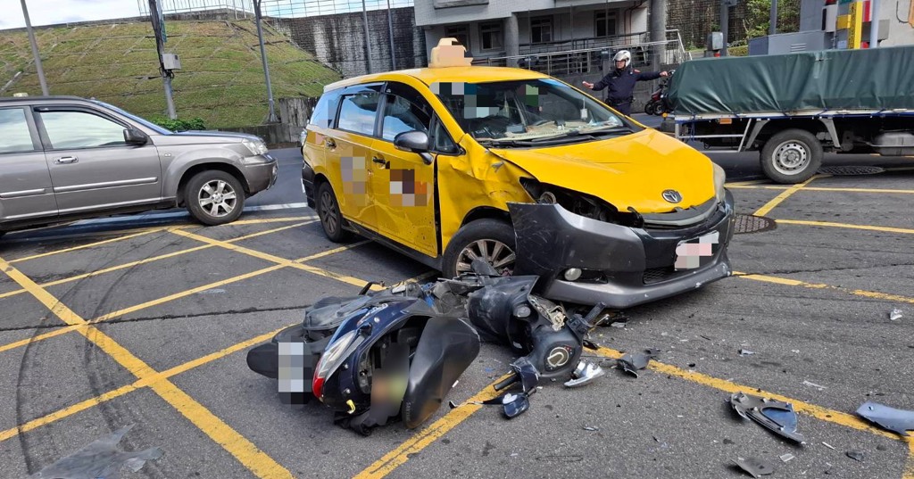 疑闖紅燈與計程車猛烈碰撞 機車雙載2男無生命跡象