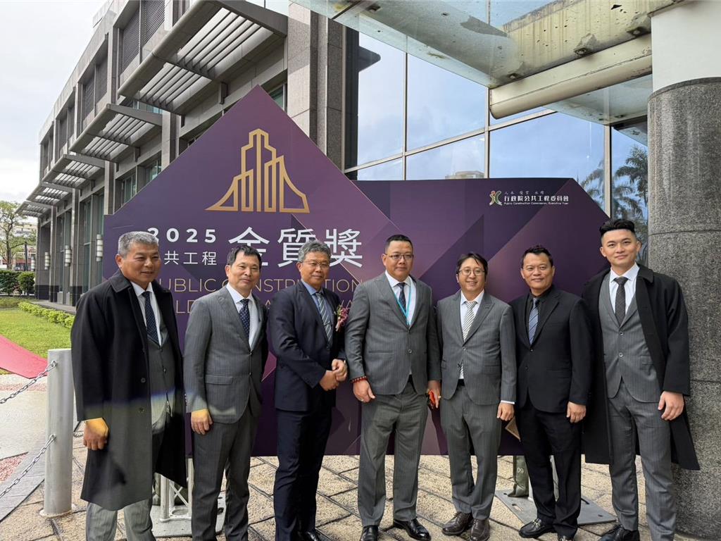 雲林3大公共工程獲金質獎 「做工仔人」西裝筆挺帥氣領獎