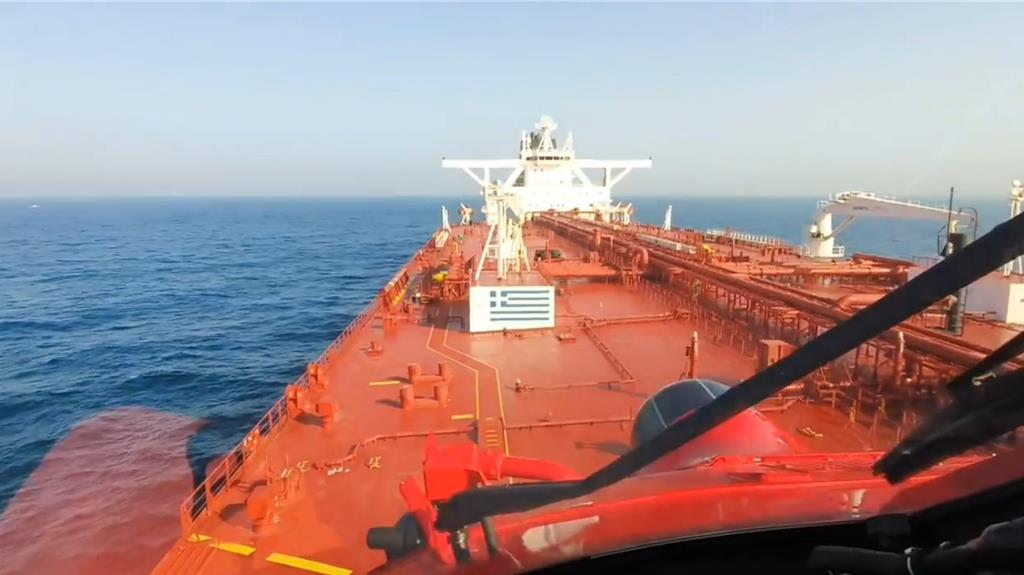 高雄外海賴籍油輪船員受傷骨折 黑鷹驚險降落甲板救援