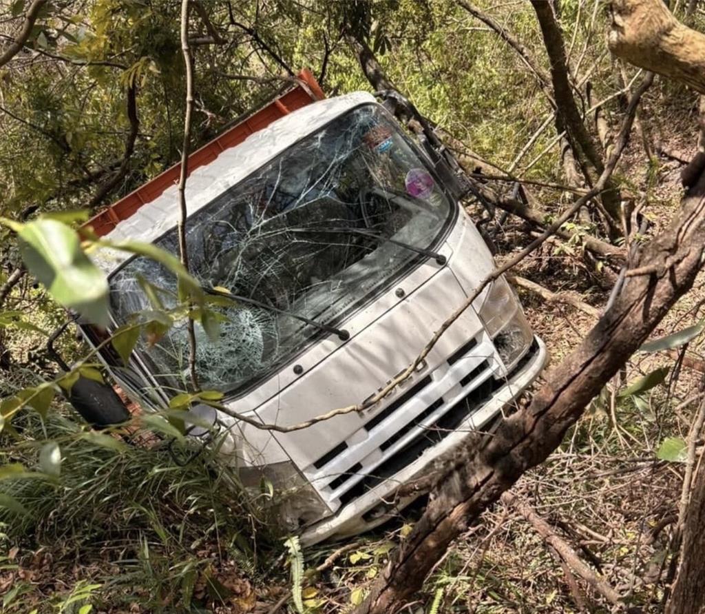 南投力行產業道路驚魂 貨車墜10多米深山谷2傷